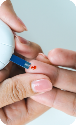 Immagine di una mano che preleva una goccia di sangue dal polpastrello con dispositivo per test rapidi, sfondo neutro.