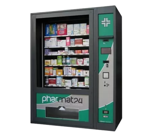Dispenser automatico di farmaci sullo sfondo, alti scaffali con scatole e confezioni medicinali visibili all'interno.