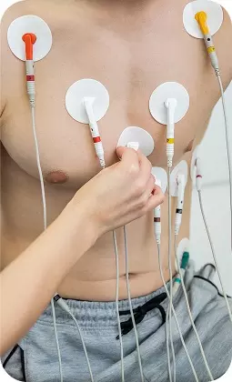 Trattamento elettrocardiografico: elettrodi adesivi sulla pelle del torace con cavi fili collegati durante esame medico.