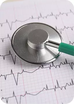 Stetoscopio appoggiato su un grafico cardiaco con linee di ECG, centrale, icona di ascolto del cuore.