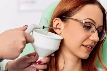 Lavaggio auricolare (rimozione tappo cerume)