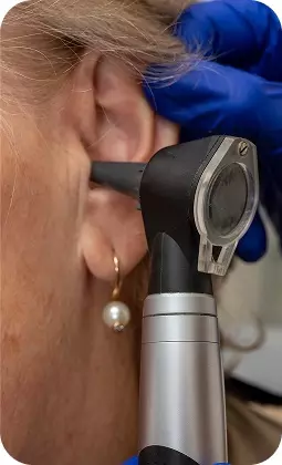 Procedura di otoscopia: dispositivo medico vicino all'orecchio