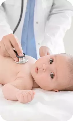 Neonato in prima visita, medico verifica cuore con stetoscopio su pancia nuda, in ambiente clinico.