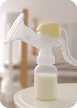 Flacone di lattine con tiralatte moderno bianco e giallo, primo piano: accessorio per allattamento in casa.